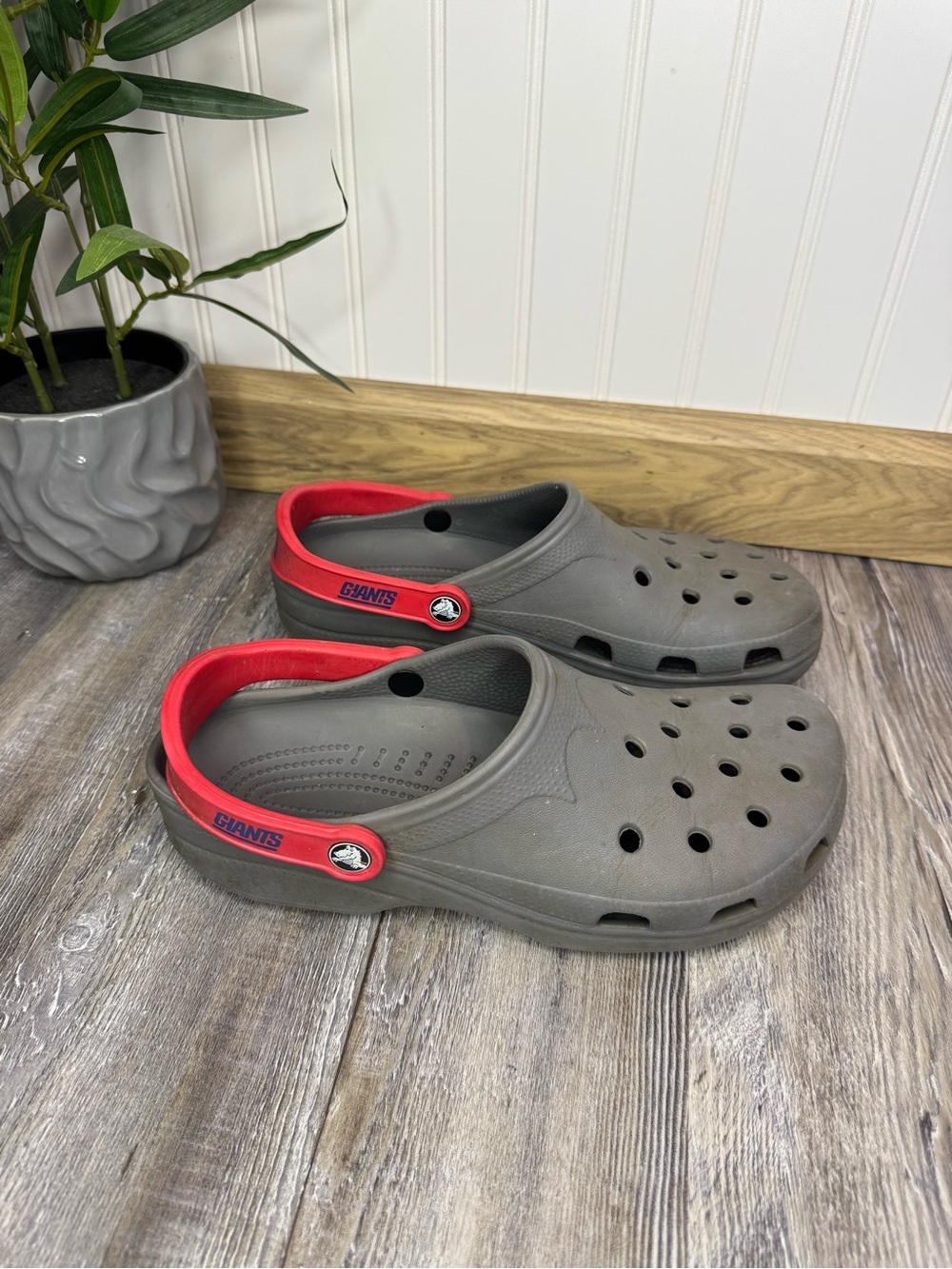 Crocs Unisex Grey and Red New York Giants Classic Slip On Clog Mens 10 to 11 XL